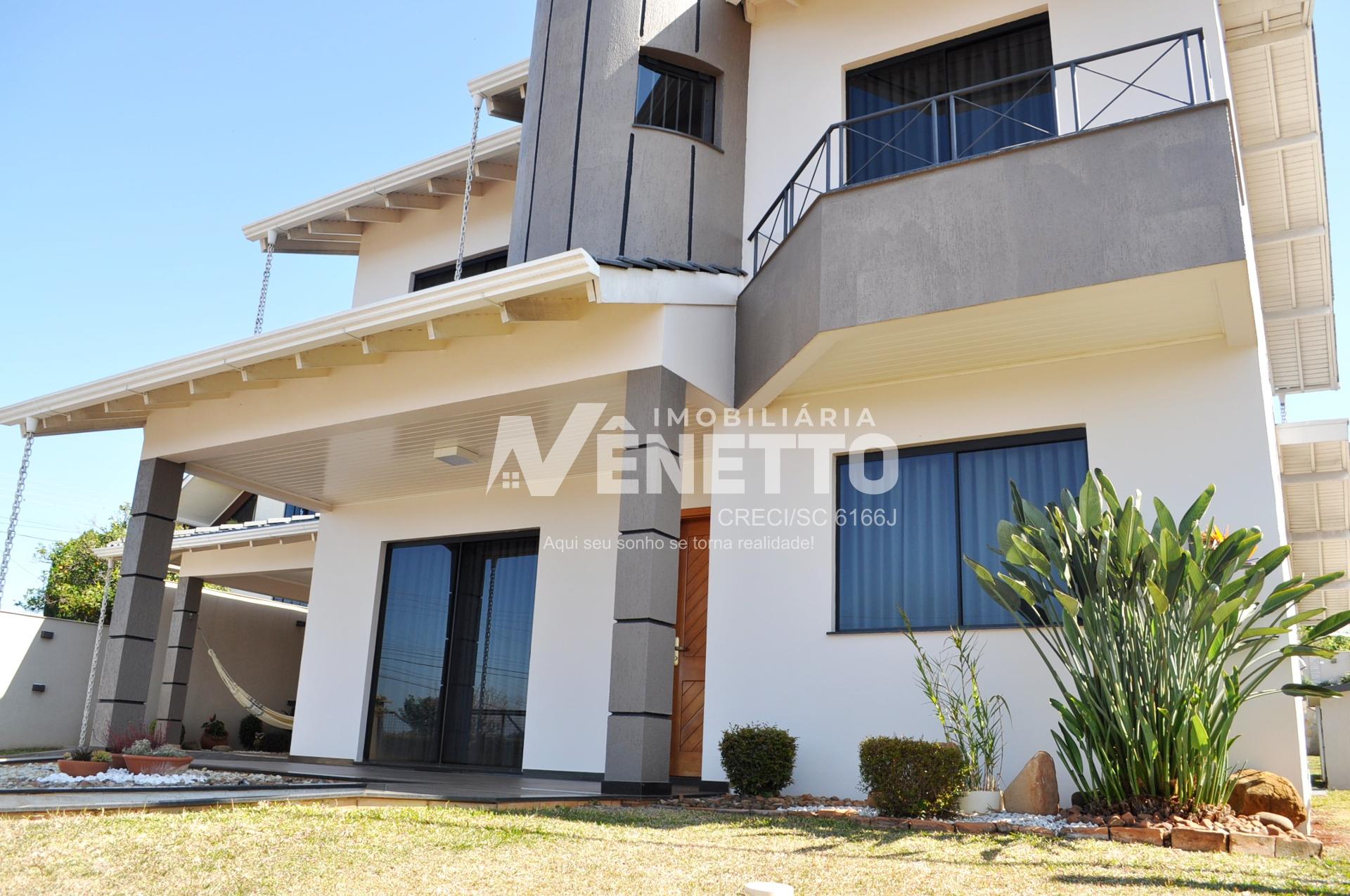 Casa Alto Padrão com amplo terreno à venda no bairro Matinho