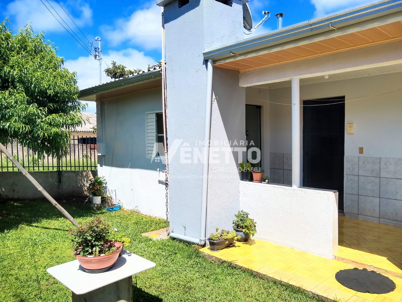 Casa à venda com 3 dormitórios e amplo terreno no bairro Sufiatti