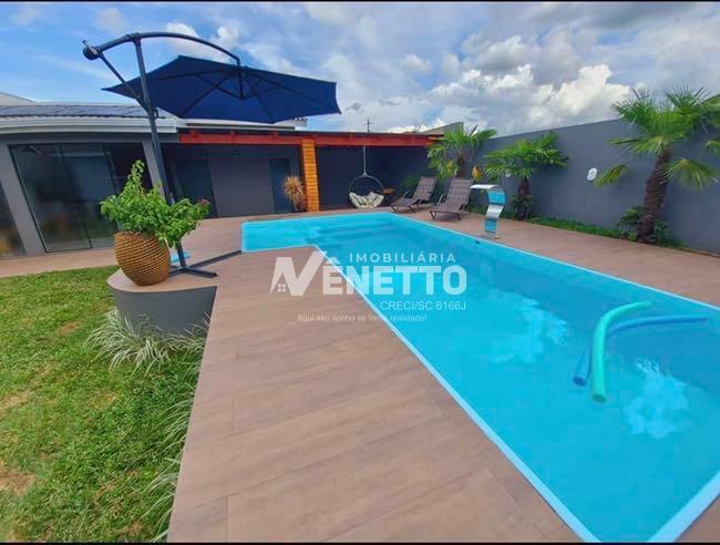 Casa com suíte, piscina e área de festas à venda em Xanxerê