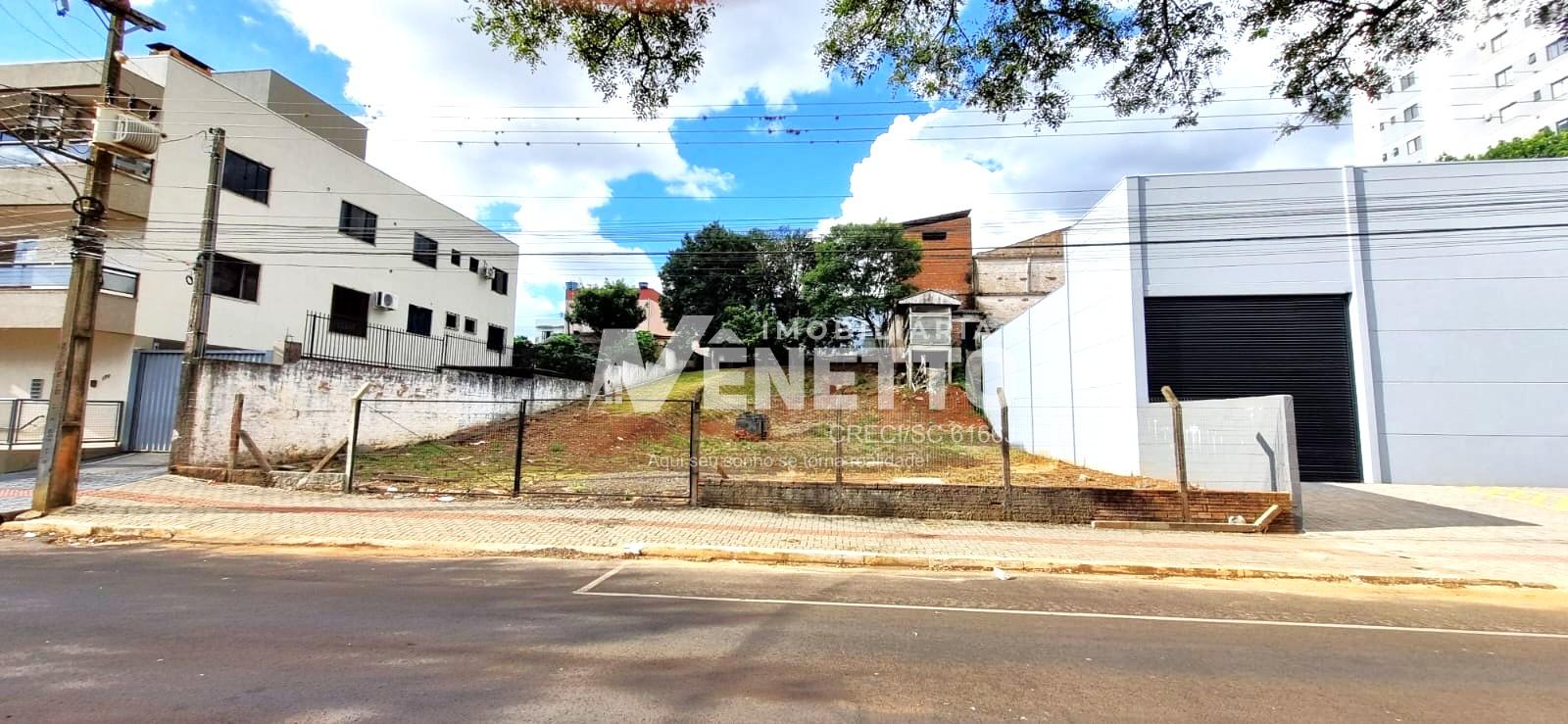 Amplo Terreno para venda no centro com 927 metros sendo 20 metros de frente