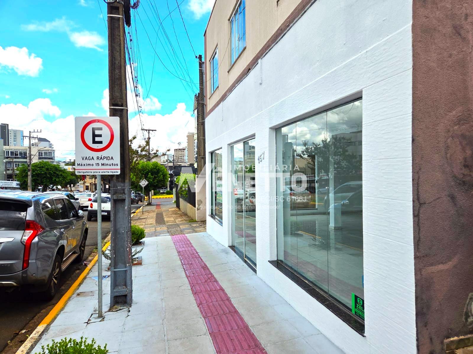 Ampla sala comercial para locação no centro de Xanxerê com garagem