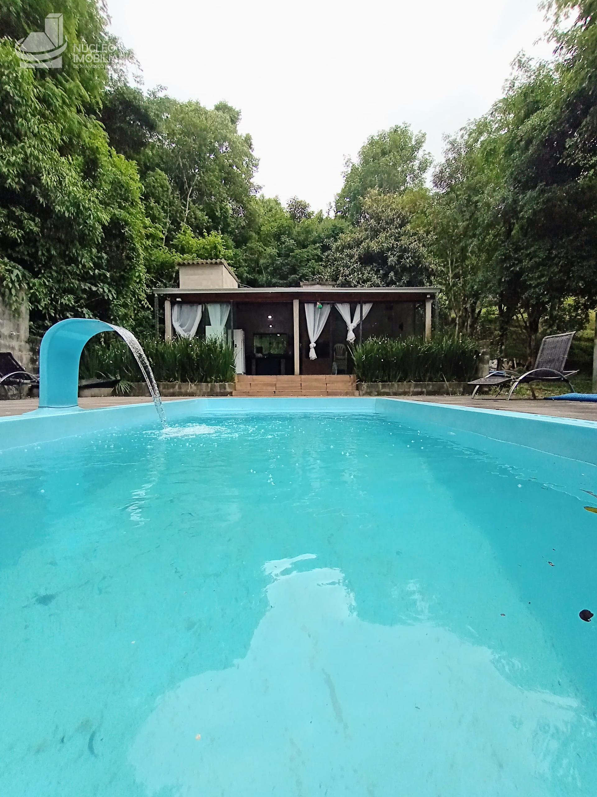 Piscina aquecida, churrasqueira, banheiro externo, poo artesiano  gua pura e riacho na divisa.