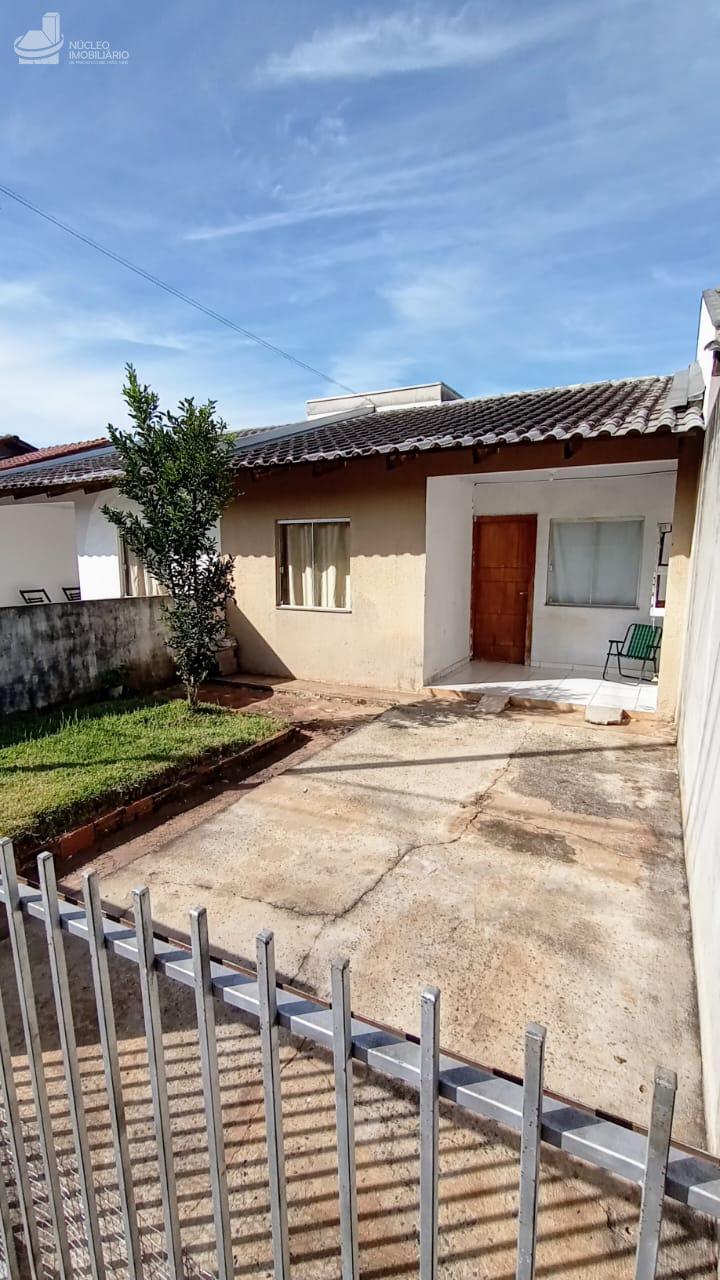 Casa com 02 quartos, 01 banheiro, sala, cozinha e lavanderia,  sobra terreno nos fundos.