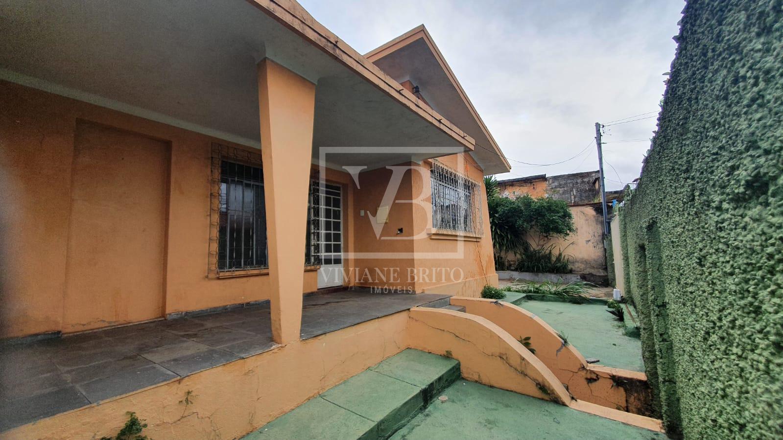 Casa bem localizada, próximo a praça do Brasiléia,  composta p...