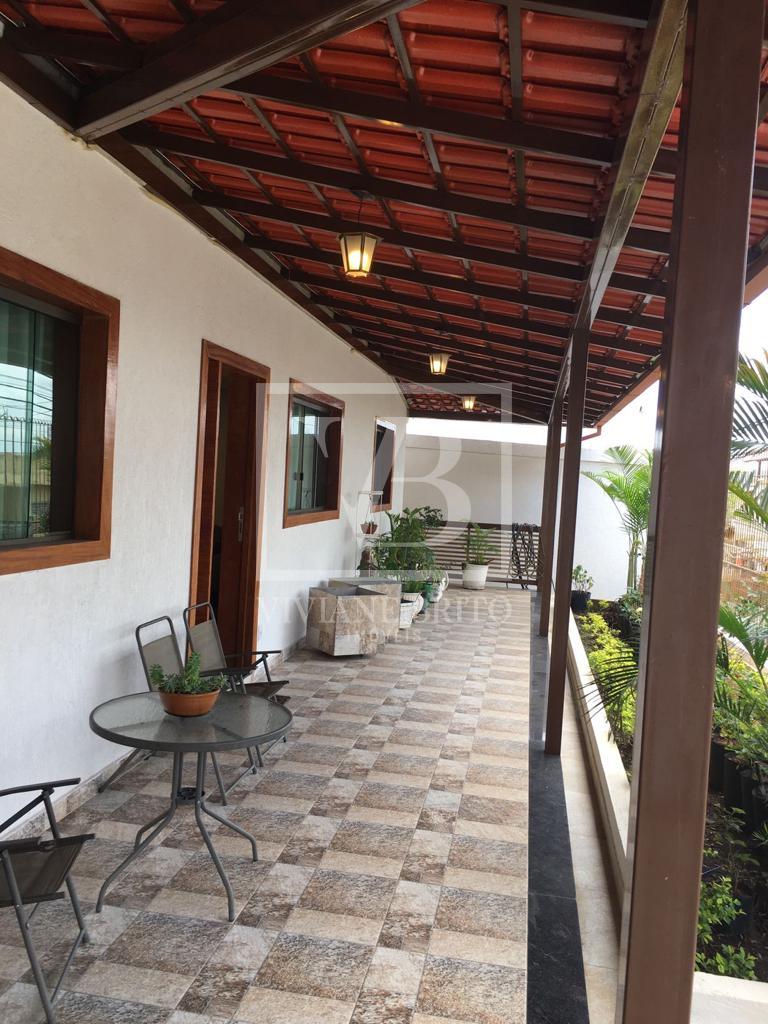 Excelente oportunidade de uma bel?ssima casa a venda no bairro...