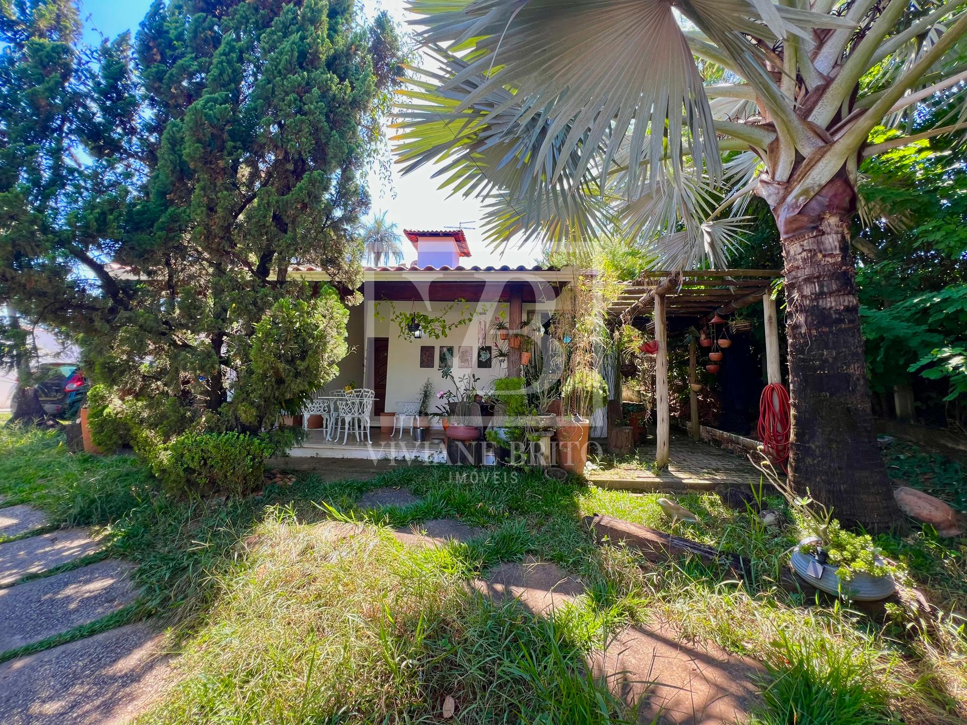 Casa espaçosa com ampla área verde à venda no Arquipélago Verde