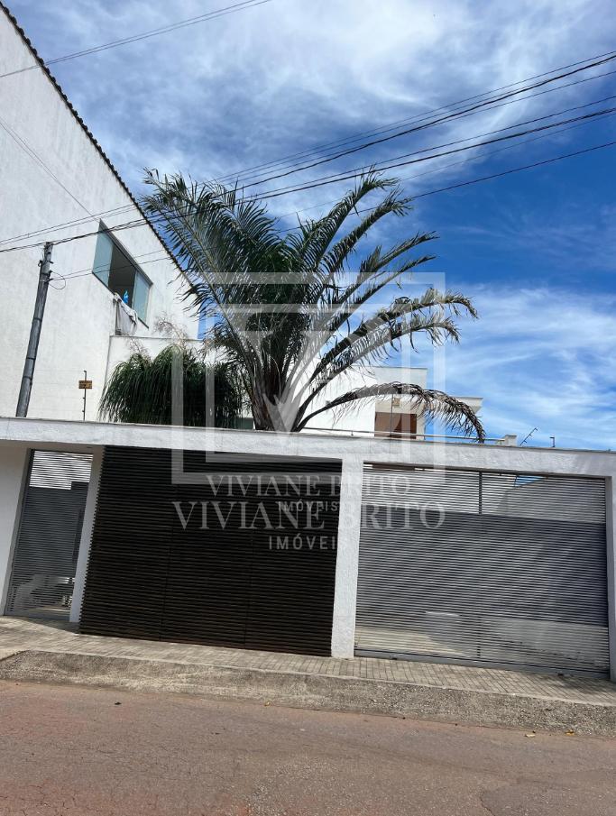 Linda casa de dois andares, com área construída de 200m . A re...