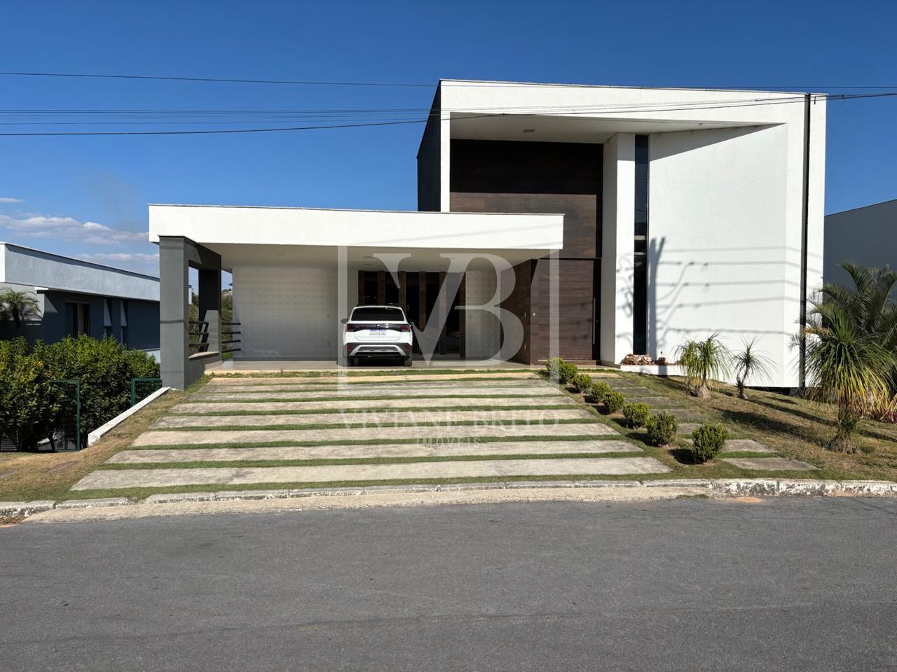 Casa de alto padrão no Condomínio Montserrat em Betim, com pis...