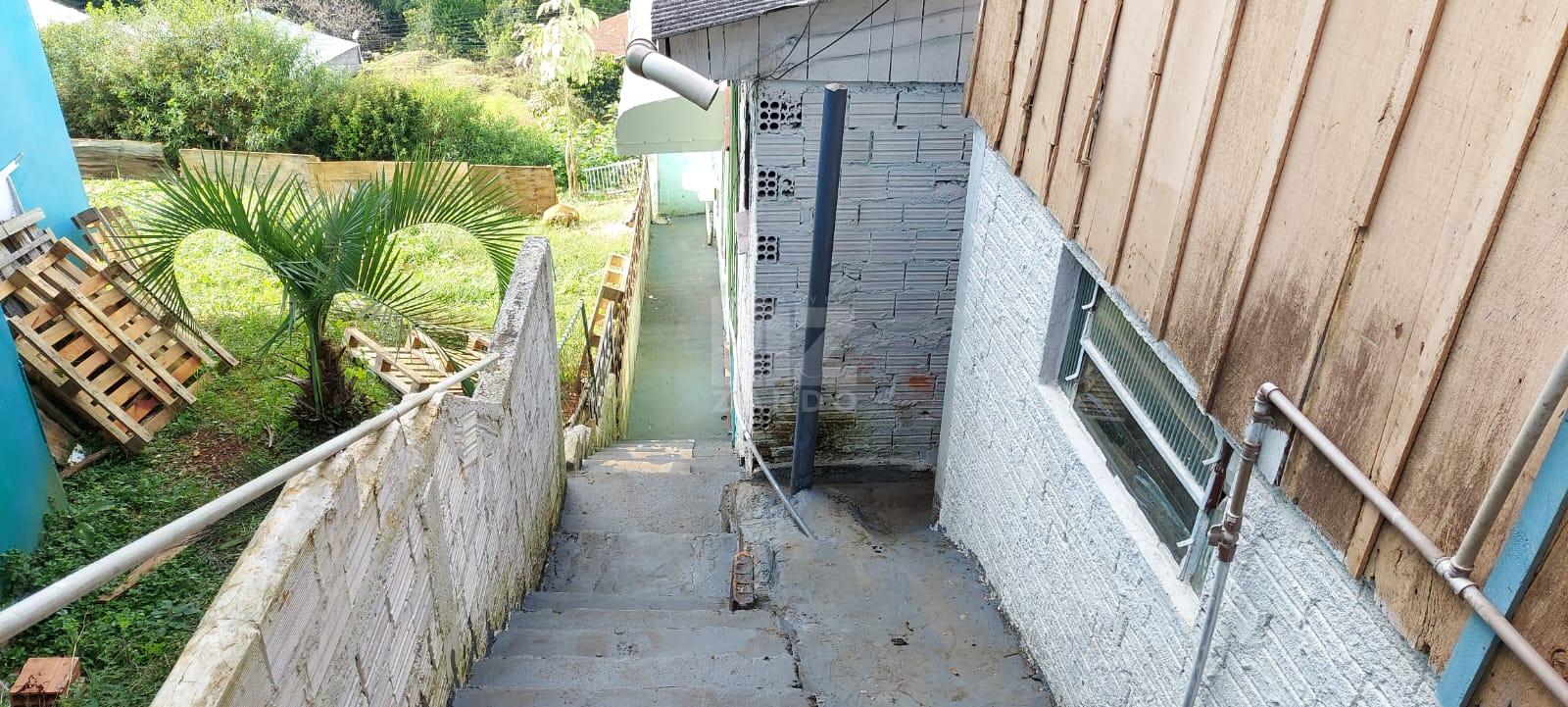 CASA FUNDOS PARA LOCAÇÃO, BAIRRO GIOPPO, COM 03 QUARTOS.