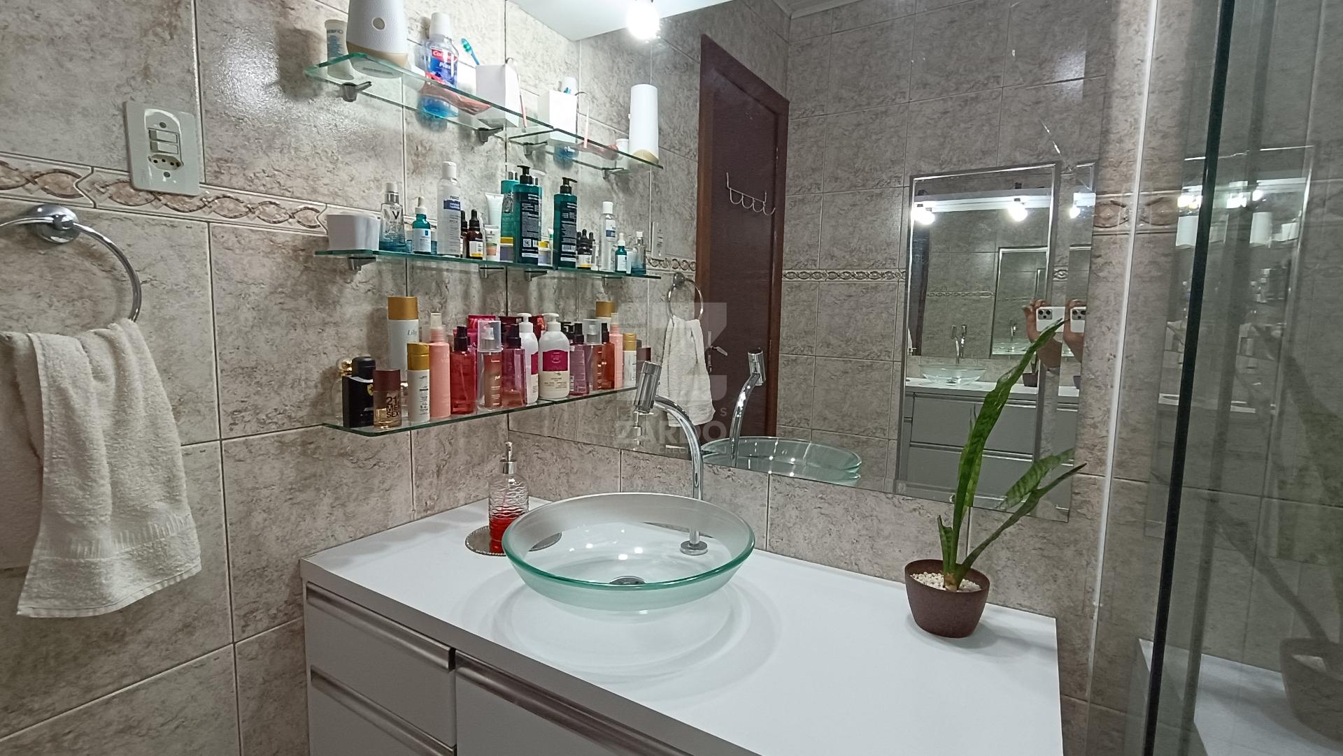 Casa e 02 kitnets à venda no mesmo lote - bairro Gioppo - Caça...