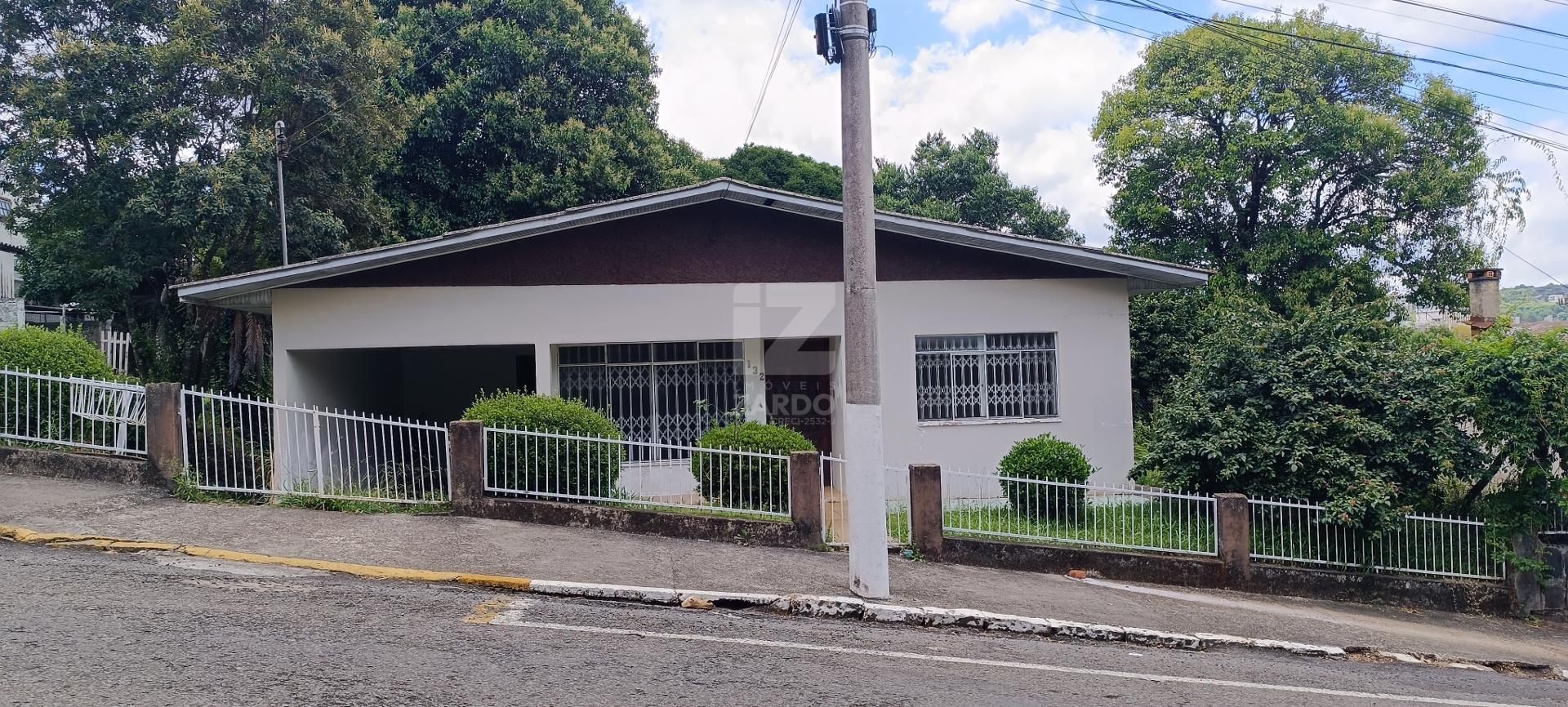 Imóvel de esquina - Casa em alvenaria à venda em terreno de 1....