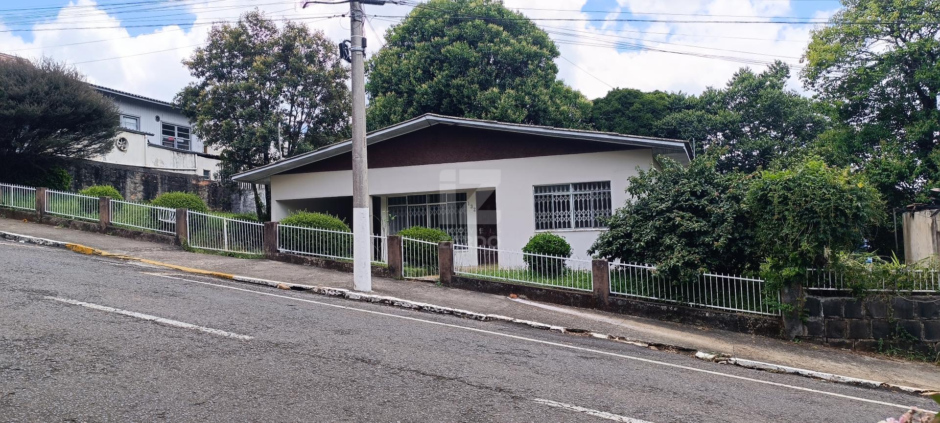 Imóvel de esquina - Casa em alvenaria à venda em terreno de 1....
