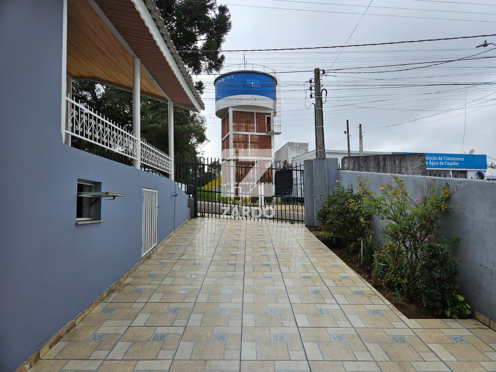 CASA FUNDOS, PARA LOCAÇÃO, COM 03 QUARTOS, BAIRRO SANTA CATARI...