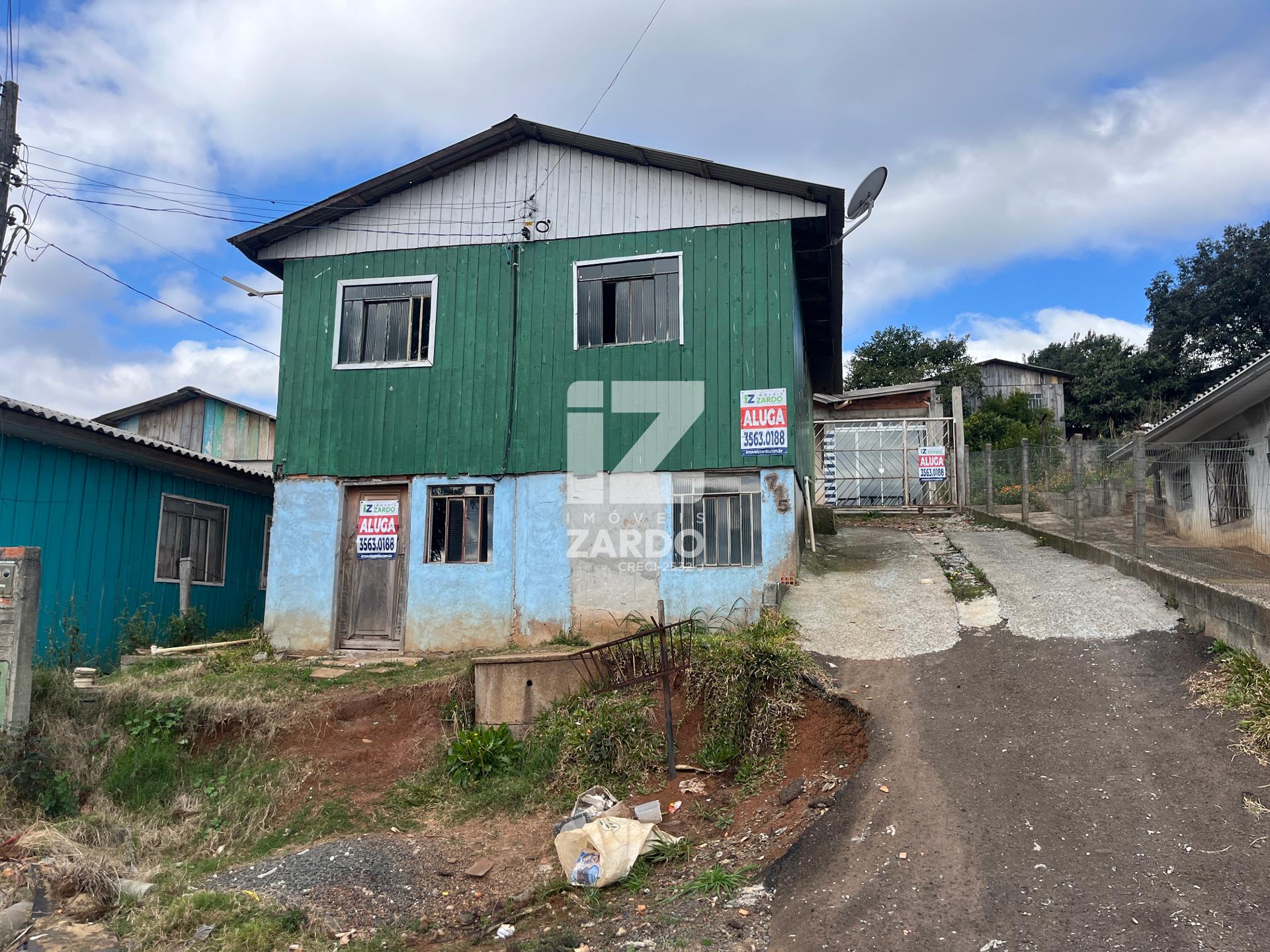 ALUGA-SE CASA FRENTE, SUBSOLO, BAIRRO MARTELLO  