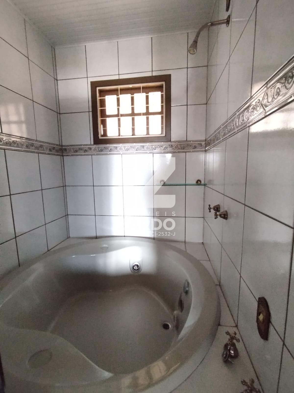 CASA AMPLA COM 01 SUÍTE E 02 QUARTOS BAIRRO BOM JESUS!!