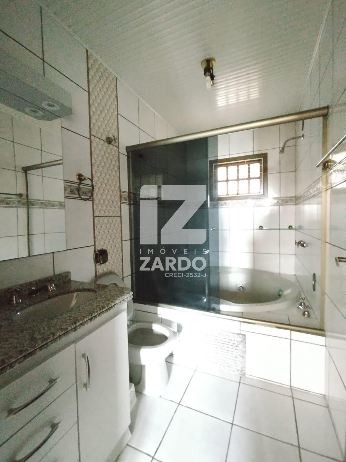 CASA AMPLA COM 01 SUÍTE E 02 QUARTOS BAIRRO BOM JESUS!!