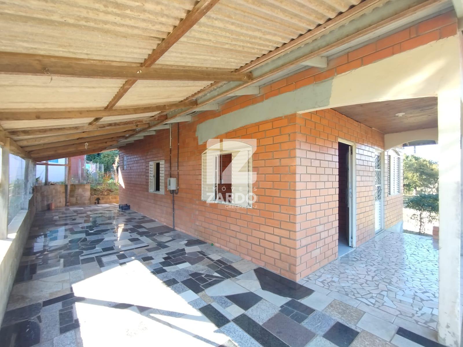 ALUGA-SE CASA ACONCHEGANTE E ESPAÇOSA, BAIRRO CHAMPAGNAT !!!