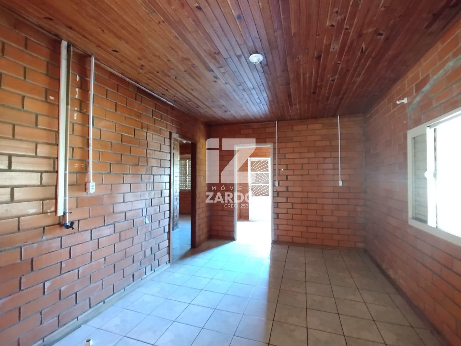 ALUGA-SE CASA ACONCHEGANTE E ESPAÇOSA, BAIRRO CHAMPAGNAT !!!