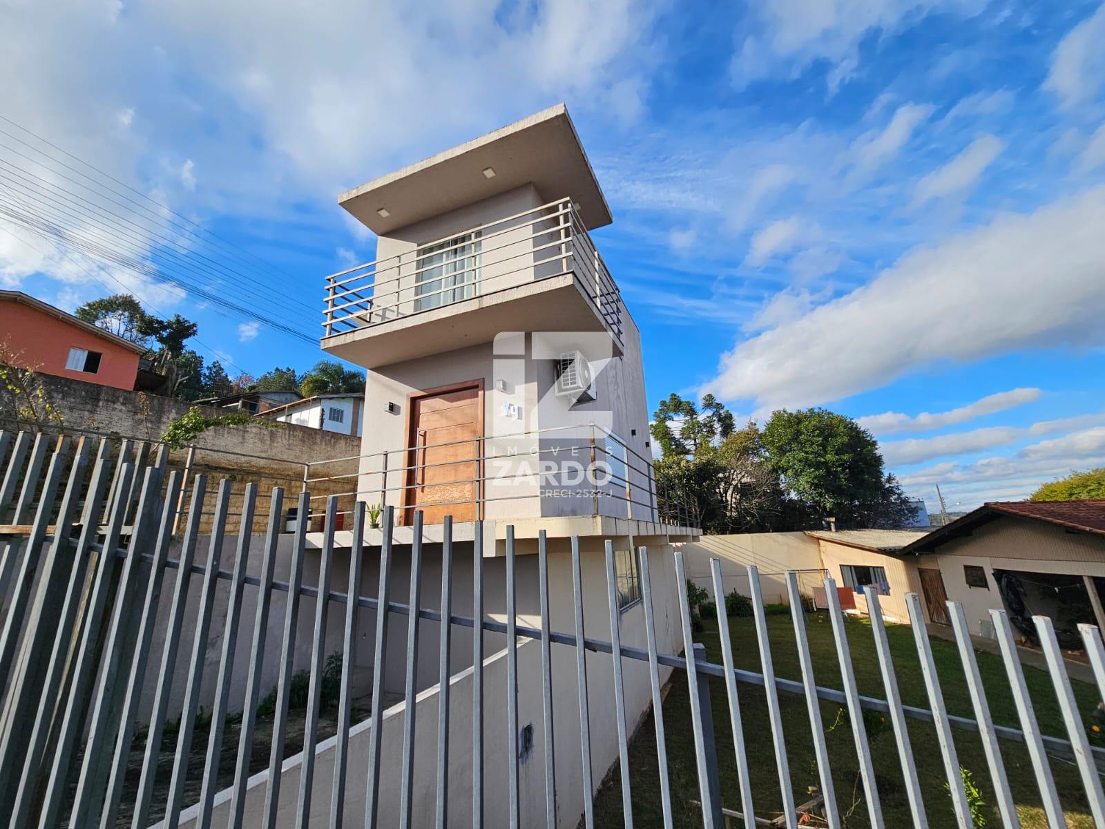CASA MOBILIADA À VENDA, EM EXCELENTE LOCALIZAÇÃO, COM 02 SUÍTES.