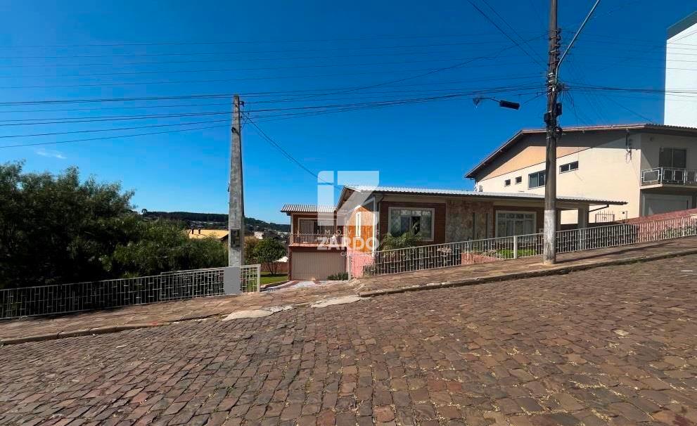 CASA COM AMPLO TERRENO A VENDA, CENTRO, CACADOR - SC