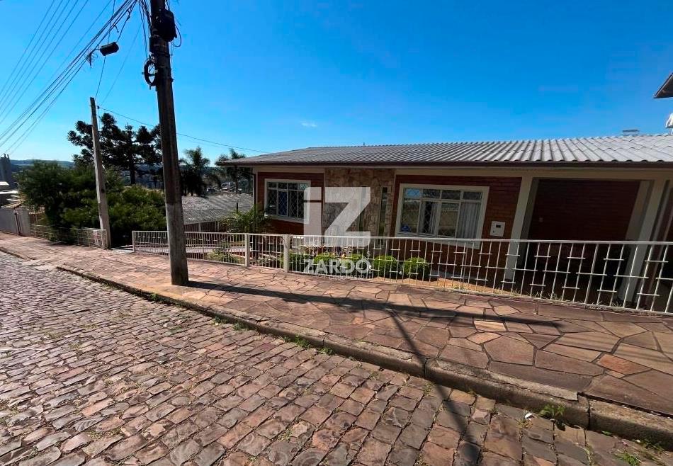 CASA COM AMPLO TERRENO A VENDA, CENTRO, CACADOR - SC