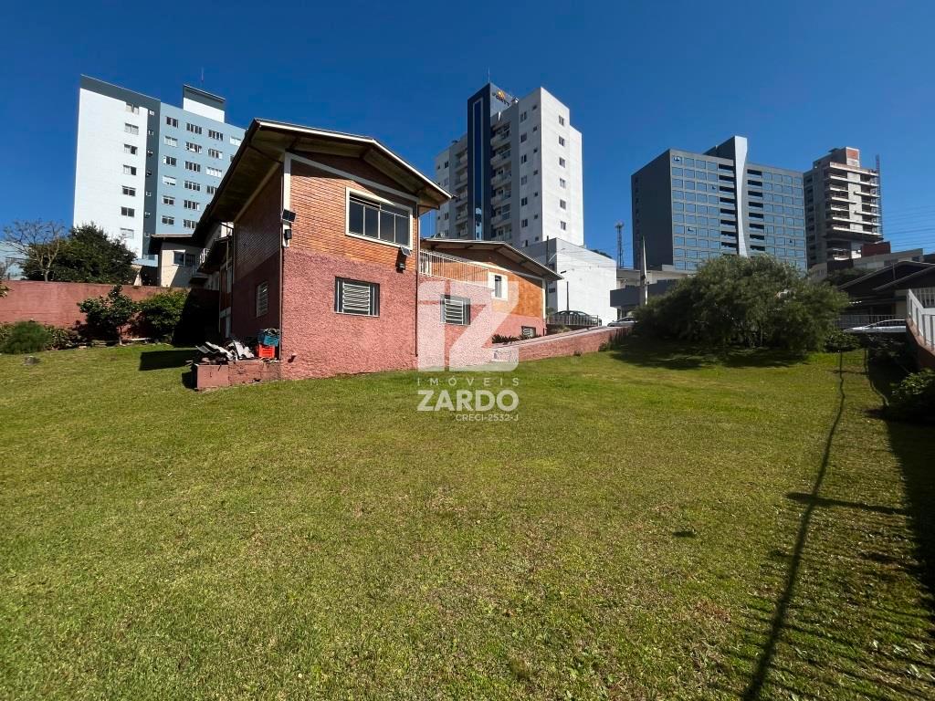 CASA COM AMPLO TERRENO A VENDA, CENTRO, CACADOR - SC
