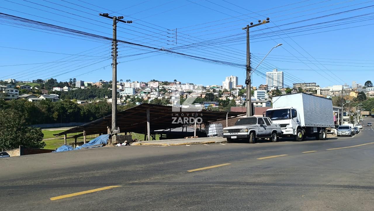 TERRENO DE ESQUINA À VENDA - ÁREA DE 400,00M² - CASA DE MADEIR...